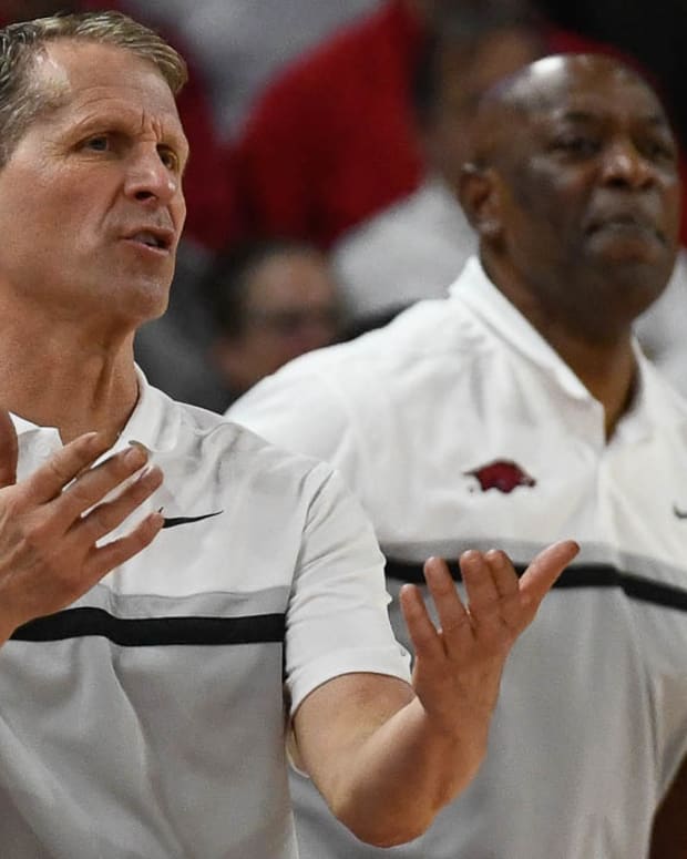 Arkansas Razorbacks coach Eric Musselman argues with SEC official Don Daily during Saturday's game with Kentucky.